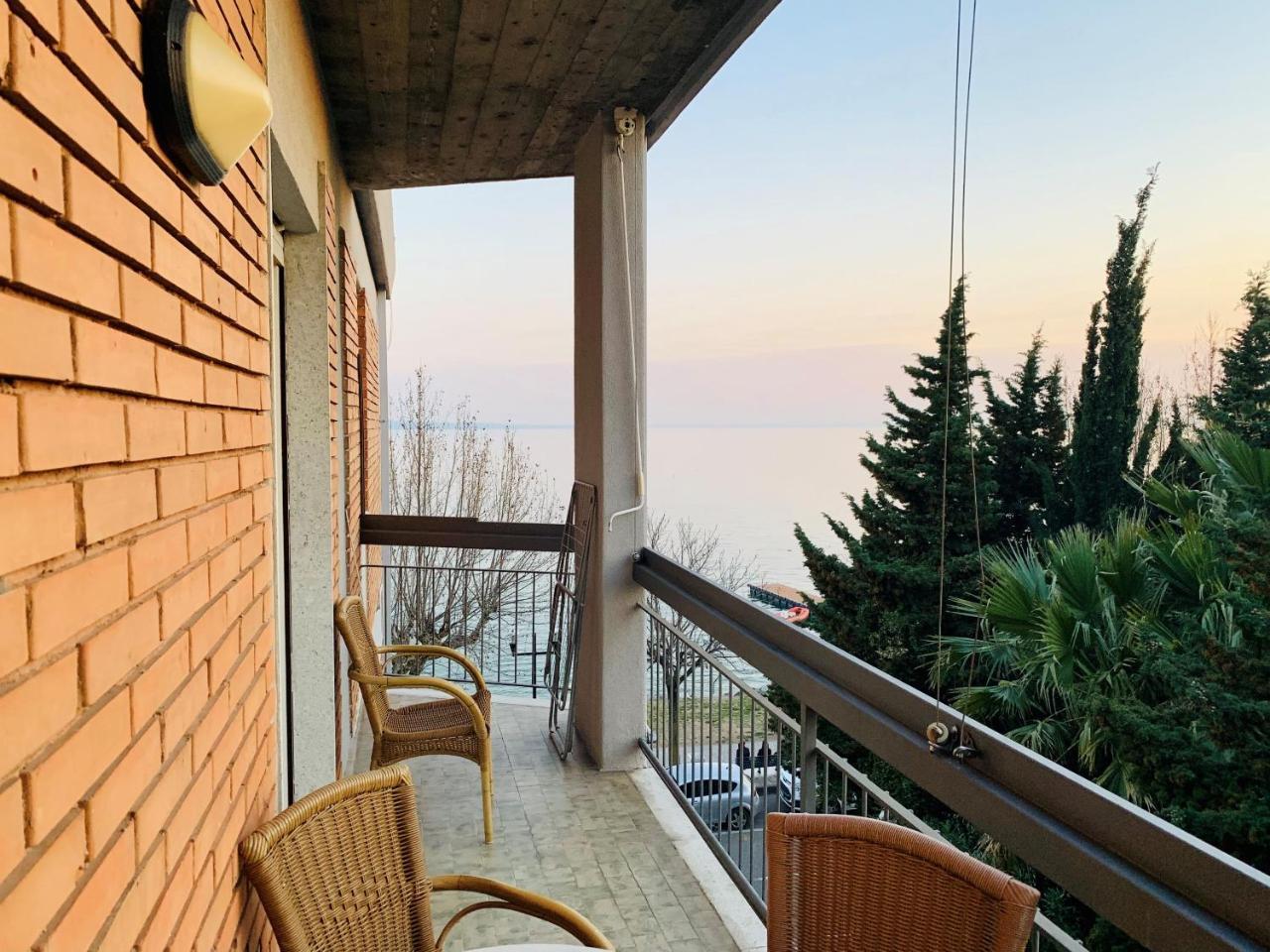 Front Lake Apartment Бардолино Экстерьер фото